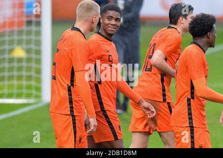 ALMERE, PAYS-BAS - NOVEMBRE 15 : Mitchel Bakker des pays-Bas U21, Myron Boadu des pays-Bas U21 lors du match de qualification U21 de l'UEFA Euro entre la Hollande U21 et le Belarus U21 au stade Yanmar le 15 novembre 2020 à Almere, pays-Bas (photo de Gerrit van Keulen/Orange Pictures) Banque D'Images