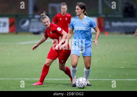 ENSCHEDE, PAYS-BAS - NOVEMBRE 15: Anna-Lena Stolze du FC Twente contre Aniek Nouwen du PSV Eindhoven lors du match Eredivisie entre le FC Twente et le PSV au Sportcampus Het Diekman le 15 novembre 2020 à Enschede, pays-Bas (photo par Albert Ten Hove/Orange Pictures) Banque D'Images