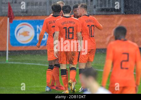 ALMERE, PAYS-BAS - NOVEMBRE 15 : Myron Boadu des pays-Bas U21 fête son but avec ses coéquipiers lors du match de qualification U21 de l'UEFA Euro entre la Hollande U21 et la Biélorussie U21 au stade Yanmar le 15 novembre 2020 à Almere, pays-Bas (photo de Gerrit van Keulen/Orange Pictures) Banque D'Images