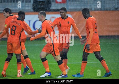 ALMERE, PAYS-BAS - NOVEMBRE 15 : Myron Boadu des pays-Bas U21 fête son but avec ses coéquipiers lors du match de qualification U21 de l'UEFA Euro entre la Hollande U21 et la Biélorussie U21 au stade Yanmar le 15 novembre 2020 à Almere, pays-Bas (photo de Gerrit van Keulen/Orange Pictures) Banque D'Images