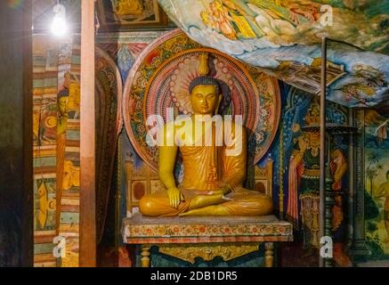 Statue de Bouddha assise à pieds croisés dans le monastère du temple rupestre de Mulkirigala (Mulkirigala Raja Maha Vihara), un ancien temple bouddhiste, Sri Lanka Banque D'Images