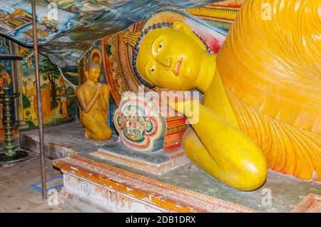 Statue de Bouddha inclinable dans le monastère de temple de rocher de Mulkirigala (Mulkirigala Raja Maha Vihara), un ancien temple bouddhiste dans la province sud du Sri Lanka Banque D'Images