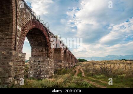 L'aqueduc romain de Skopje, Macédoine date de l'époque de l'Empire romain ou Byzance. À l'époque de Justinien I, de 527 à 554. Banque D'Images