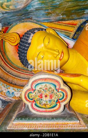 Statue de Bouddha inclinable dans le monastère de temple de rocher de Mulkirigala (Mulkirigala Raja Maha Vihara), un ancien temple bouddhiste dans la province sud du Sri Lanka Banque D'Images