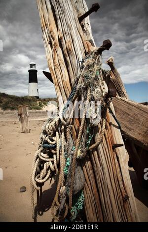 Défenses de la mer en bois et phare en sursaut à la pointe de sursaut, près de Kilnsea, East Yorkshire, Royaume-Uni. Banque D'Images