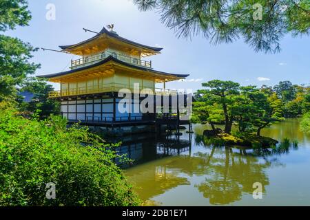 Vue sur le shariden à Rokuon-ji temple bouddhiste (Pavillon d'or, Kinkakuji), à Kyoto, Japon Banque D'Images