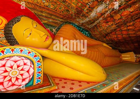 Statue de Bouddha inclinable dans le monastère de temple de rocher de Mulkirigala (Mulkirigala Raja Maha Vihara), un ancien temple bouddhiste dans la province sud du Sri Lanka Banque D'Images