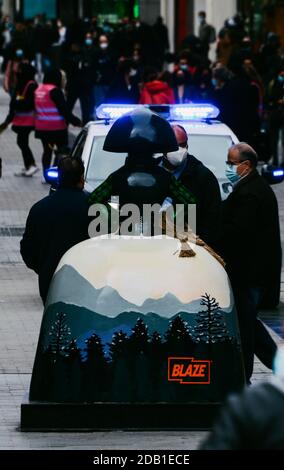 Rue piétonne bondée à Madrid, Espagne Banque D'Images