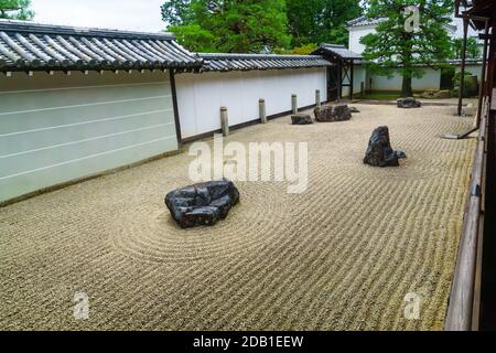 Vue sur Jardin de rock japonais le temple Nanzen-ji, à Kyoto, Japon Banque D'Images