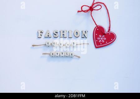 Cœur rouge Décoration de Noël et mots mode, tendance, style sont sur fond blanc en bois Eco. Flat Lay vue de dessus. Banque D'Images