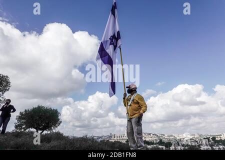 Jérusalem, Israël. 16 novembre 2020. Des manifestants juifs de droite, partisans d'une colonie juive dans l'ensemble du « pays d'Israël », manifestent contre une délégation de l'Union européenne dirigée par le représentant de l'UE auprès des Palestiniens, Von Burgsdorff, alors que la délégation se présente à Givat Hamatos, une délégation controversée. Le gouvernement de Netanyahou a avancé le dimanche 15 novembre 2020, publiant un appel d'offres pour la construction de 1,257 maisons à Givat Hamatos, dans ce que certains prétendent être une étape visant à précéder le président américain élu Joe Biden. Le territoire est considéré par la communauté internationale comme un settl Banque D'Images