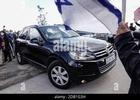 Jérusalem, Israël. 16 novembre 2020. Des manifestants juifs de droite, partisans d'une colonie juive dans l'ensemble du « pays d'Israël », manifestent contre une délégation de l'Union européenne dirigée par le représentant de l'UE auprès des Palestiniens, Von Burgsdorff, alors que la délégation se présente à Givat Hamatos, une délégation controversée. Le gouvernement de Netanyahou a avancé le dimanche 15 novembre 2020, publiant un appel d'offres pour la construction de 1,257 maisons à Givat Hamatos, dans ce que certains prétendent être une étape visant à précéder le président américain élu Joe Biden. Le territoire est considéré par la communauté internationale comme un settl Banque D'Images