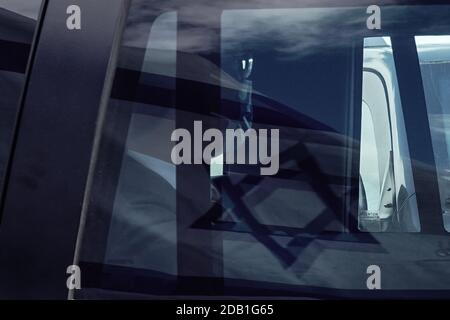 Jérusalem, Israël. 16 novembre 2020. Des manifestants juifs de droite, partisans d'une colonie juive dans l'ensemble du « pays d'Israël », manifestent contre une délégation de l'Union européenne dirigée par le représentant de l'UE auprès des Palestiniens, Von Burgsdorff, alors que la délégation se présente à Givat Hamatos, une délégation controversée. Le gouvernement de Netanyahou a avancé le dimanche 15 novembre 2020, publiant un appel d'offres pour la construction de 1,257 maisons à Givat Hamatos, dans ce que certains prétendent être une étape visant à précéder le président américain élu Joe Biden. Le territoire est considéré par la communauté internationale comme un settl Banque D'Images