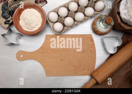 Fond de cuisson avec planche à découper, œuf, pain, farine, rollPIN. Banque D'Images