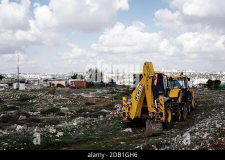 Jérusalem, Israël. 16 novembre 2020. Des manifestants juifs de droite, partisans d'une colonie juive dans l'ensemble du « pays d'Israël », manifestent contre une délégation de l'Union européenne dirigée par le représentant de l'UE auprès des Palestiniens, Von Burgsdorff, alors que la délégation se présente à Givat Hamatos, une délégation controversée. Le gouvernement de Netanyahou a avancé le dimanche 15 novembre 2020, publiant un appel d'offres pour la construction de 1,257 maisons à Givat Hamatos, dans ce que certains prétendent être une étape visant à précéder le président américain élu Joe Biden. Le territoire est considéré par la communauté internationale comme un settl Banque D'Images