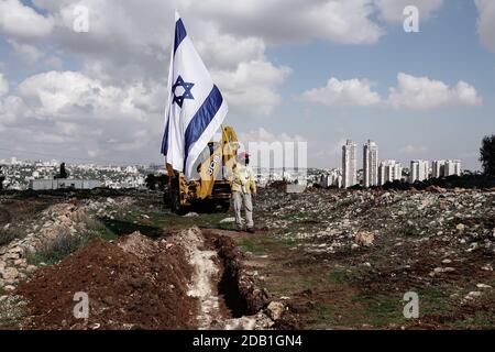 Jérusalem, Israël. 16 novembre 2020. Des manifestants juifs de droite, partisans d'une colonie juive dans l'ensemble du « pays d'Israël », manifestent contre une délégation de l'Union européenne dirigée par le représentant de l'UE auprès des Palestiniens, Von Burgsdorff, alors que la délégation se présente à Givat Hamatos, une délégation controversée. Le gouvernement de Netanyahou a avancé le dimanche 15 novembre 2020, publiant un appel d'offres pour la construction de 1,257 maisons à Givat Hamatos, dans ce que certains prétendent être une étape visant à précéder le président américain élu Joe Biden. Le territoire est considéré par la communauté internationale comme un settl Banque D'Images