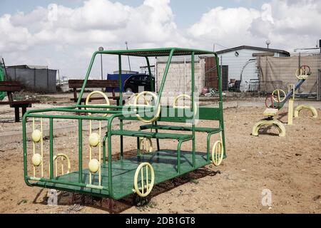 Jérusalem, Israël. 16 novembre 2020. Les caravanes ont été le logement de nouveaux immigrants à Givat Hamatos pendant des décennies alors que les logements appropriés restent indisponibles. Des manifestants juifs de droite, partisans d'une colonie juive dans l'ensemble du « pays d'Israël », manifestent contre une délégation de l'Union européenne dirigée par le représentant de l'UE auprès des Palestiniens, Von Burgsdorff, alors que la délégation se présente à Givat Hamatos, une délégation controversée. Le gouvernement de Netanyahou a avancé dimanche 15 novembre 2020, publiant un appel d'offres pour la construction de 1,257 maisons à Givat Hamatos, dans ce que certains prétendent être un objectif de pas Banque D'Images