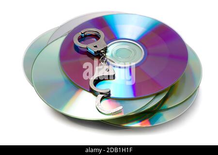 Menottes sur pile de CD ou DVD isolés sur arrière-plan blanc Banque D'Images