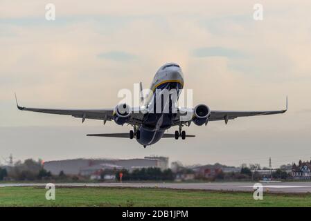 Aéroport de Londres Southend, Essex, Royaume-Uni. 16 novembre 2020. Malgré la poursuite initiale des vols pendant l’interdiction de voyager liée au confinement COVID 19, le départ unique de Ryanair aujourd’hui depuis l’aéroport de Londres Southend est leur dernier vol depuis plus de deux semaines, l’aéroport d’Essex devenant très calme. Le vol FR2190 à 10h45 a décollé pour Malaga, Espagne et reviendra dans la soirée, après quoi le terminal restera fermé pendant de longues périodes. Avec easyJet ayant fermé sa base à Southend, il y aura maintenant très peu de vols au-delà des avions arrivant pour le stockage, ajoutant à ceux déjà stationnés Banque D'Images