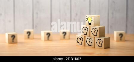 cubes montrant une session de brainstorming sur fond en bois - 3d illustration Banque D'Images