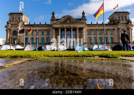 Allemagne, Berlin, 16 novembre 2020: Des tentes sont placées devant le bâtiment allemand du Reichstag lors d'une "tente de manifestation" contre le "Nouveau pacte sur la migration et l'asile" présenté par la Commission européenne. Plus de 30 mouvements et organisations de plusieurs pays européens appellent à des manifestations les 15 et 16 novembre et exigent la fermeture de tous les camps de réfugiés sur les îles de la mer Égée, La fin des actions illégales aux frontières extérieures de l'Union européenne et des procédures d'asile équitables pour toute personne sans taux de protection moyen. (Photo de Jan Scheunert/Sipa USA) Banque D'Images