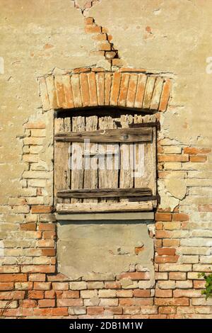 Ancien volet de fenêtre en bois, bâtiment abandonné dans la plaine du po, Lombardie, Italie Banque D'Images