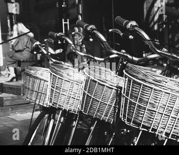 Vélos à l'ancienne avec panier en osier devant le magasin de vélos de tel Aviv, Israël. Photo noir et blanc Banque D'Images