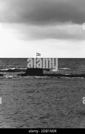 Drapeau d'Israël sur les rochers de la mer près de la côte de tel Aviv. Histoire, culture, politique israéliennes, célébration du jour de l'indépendance, concepts d'identité. Banque D'Images