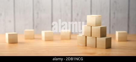 cubes en bois vides pour messages et icônes sur bois arrière-plan - illustration 3d Banque D'Images