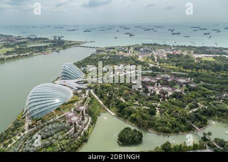 Vue sur les jardins près de la baie de Singapour Le toit de l'hôtel Marina Bay Sands à Singapour Y compris le Dôme de fleurs et la Forêt de nuages Banque D'Images