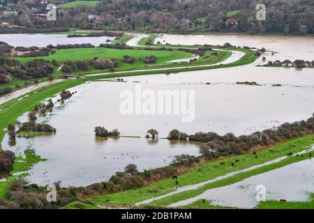 Alfriston Sussex Royaume-Uni 16 novembre 2020 - champs et terres agricoles inondés à côté de la rivière Cuckmere à Alfriston près de Seaford dans l'est du Sussex après de fortes pluies récentes et des marées exceptionnellement hautes . Des avertissements d'inondation ont été émis dans toute la Grande-Bretagne après le récent temps humide mais des conditions plus froides sont prévues pour plus tard dans la semaine : Credit Simon Dack / Alamy Live News Banque D'Images