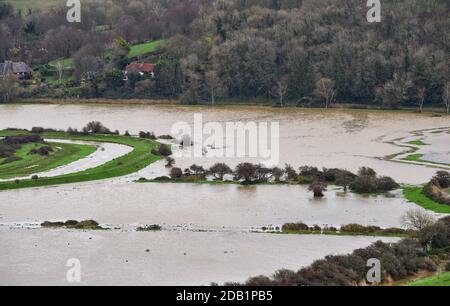 Alfriston Sussex Royaume-Uni 16 novembre 2020 - champs et terres agricoles inondés à côté de la rivière Cuckmere à Alfriston près de Seaford dans l'est du Sussex après de fortes pluies récentes et des marées exceptionnellement hautes . Des avertissements d'inondation ont été émis dans toute la Grande-Bretagne après le récent temps humide mais des conditions plus froides sont prévues pour plus tard dans la semaine : Credit Simon Dack / Alamy Live News Banque D'Images