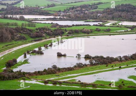 Alfriston Sussex Royaume-Uni 16 novembre 2020 - champs et terres agricoles inondés à côté de la rivière Cuckmere à Alfriston près de Seaford dans l'est du Sussex après de fortes pluies récentes et des marées exceptionnellement hautes . Des avertissements d'inondation ont été émis dans toute la Grande-Bretagne après le récent temps humide mais des conditions plus froides sont prévues pour plus tard dans la semaine : Credit Simon Dack / Alamy Live News Banque D'Images