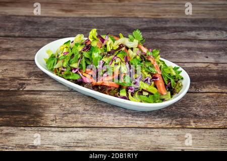 Salade verte traditionnelle turque ou grecque méditerranéenne dans l'assiette sur fond noir Banque D'Images