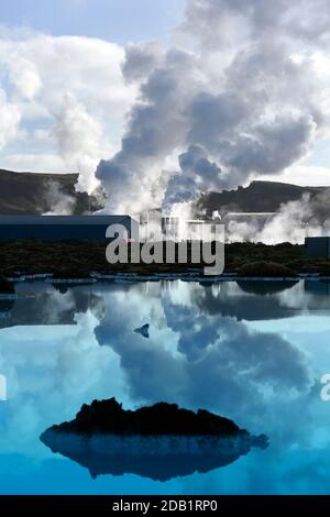 Vapeur de la station géothermique Blue Lagoon près de Reykjavik En Islande Banque D'Images