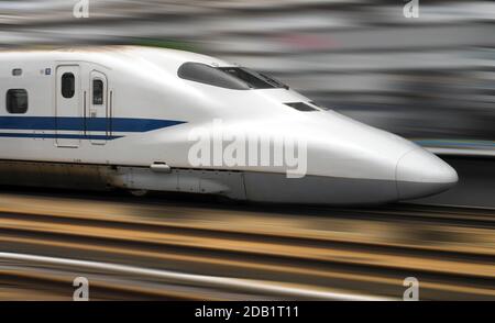 Shinkansen Bullet train qui traverse une gare de Tokyo, au Japon. Banque D'Images