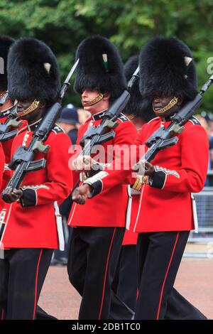 Des soldats de minorités ethniques, qui font partie des soldats de la garde des pieds Grenadier de la garde de la Reine défilant au Trooping the Color Parade, Londres, Angleterre, Royaume-Uni Banque D'Images