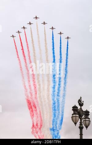 La RAF Red flèches volant équipe en formation V pendant le Trooping la mouche de couleur passé (flypast), Londres, Angleterre Banque D'Images