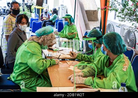 Les travailleurs de la santé portant un équipement de protection individuelle (EPI) offrant des services de santé aux clients ayant un masque facial pendant le test Covid19 à Medan. Les travailleurs médicaux de Medan effectuent des tests Covid-19 dans le but de freiner l'épidémie accélérée de coronavirus. Le ministère de la Santé a annoncé lundi 3,535 nouveaux cas confirmés de COVID-19, portant le nombre total d'infections à 470,648 dans tout le pays. Selon les données publiées lundi par le ministère, 85 personnes supplémentaires sont mortes de la maladie, ce qui porte le nombre de morts à 15,296. Banque D'Images