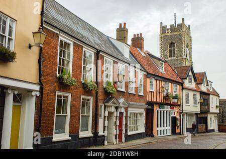 Les rues arrière de Norwich dans Norfolk avec la flèche d'église et les conceptions architecturales traditionnelles. Banque D'Images