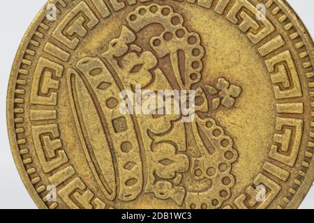 Vieille pièce de monnaie ancienne rouillée avec des symboles détaillés, fond doré, isolé Banque D'Images