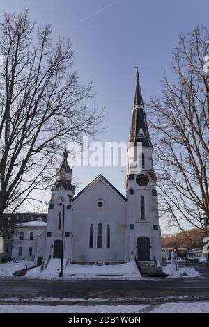 BARRE, VERMONT, États-Unis - 21 FÉVRIER 2020 : vue sur la ville en hiver. Église universaliste Banque D'Images