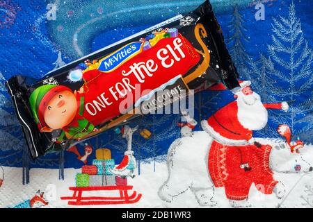 McVités Santa snacks gâteau au chocolat sur la serviette de Noël - un pour l'elf Banque D'Images