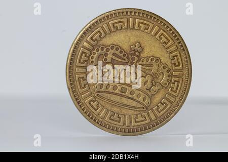 Vieille pièce de monnaie ancienne rouillée avec des symboles détaillés, fond doré, isolé Banque D'Images