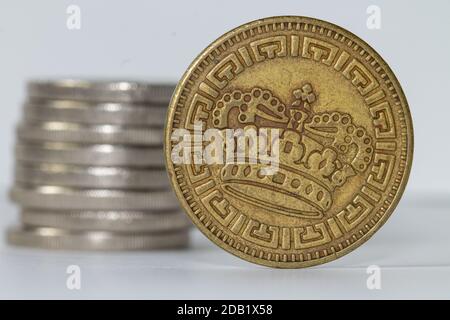 Vieille pièce de monnaie ancienne rouillée avec des symboles détaillés, fond doré, isolé Banque D'Images