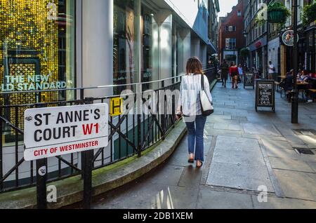 St Anne's court Soho London - une ruelle qui relie Wardour Street et Dean Street dans le quartier de divertissement de Soho à Londres - les pièces datent du C-T. Banque D'Images