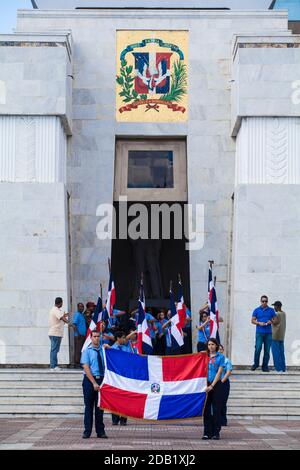 République Dominicaine, Santa Domingo, zone coloniale, Parc Independencia, les étudiants de l'université portent le drapeau national à l'autel de la Patria Banque D'Images