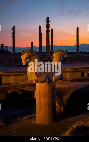 Pierre griffin capitale de la colonne protome, ( Achaemenid griffin ), Persepolis, Iran. Banque D'Images