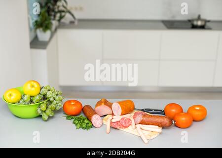composition de coupes froides sur bois de type différent de fromage Banque D'Images