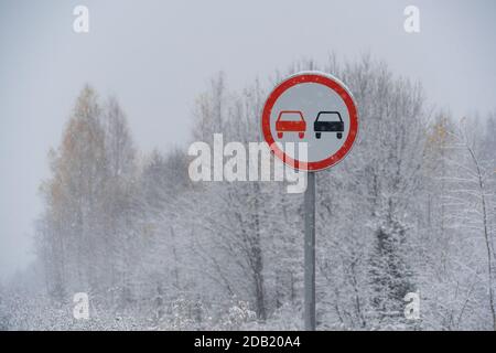 Pas de signe de dépassement sur la route d'hiver Banque D'Images